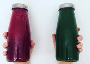 lilla og grøn smootie på glasflaske