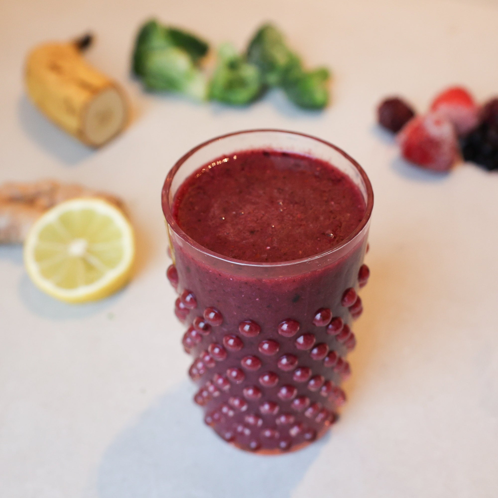 Rød smoothie i glas