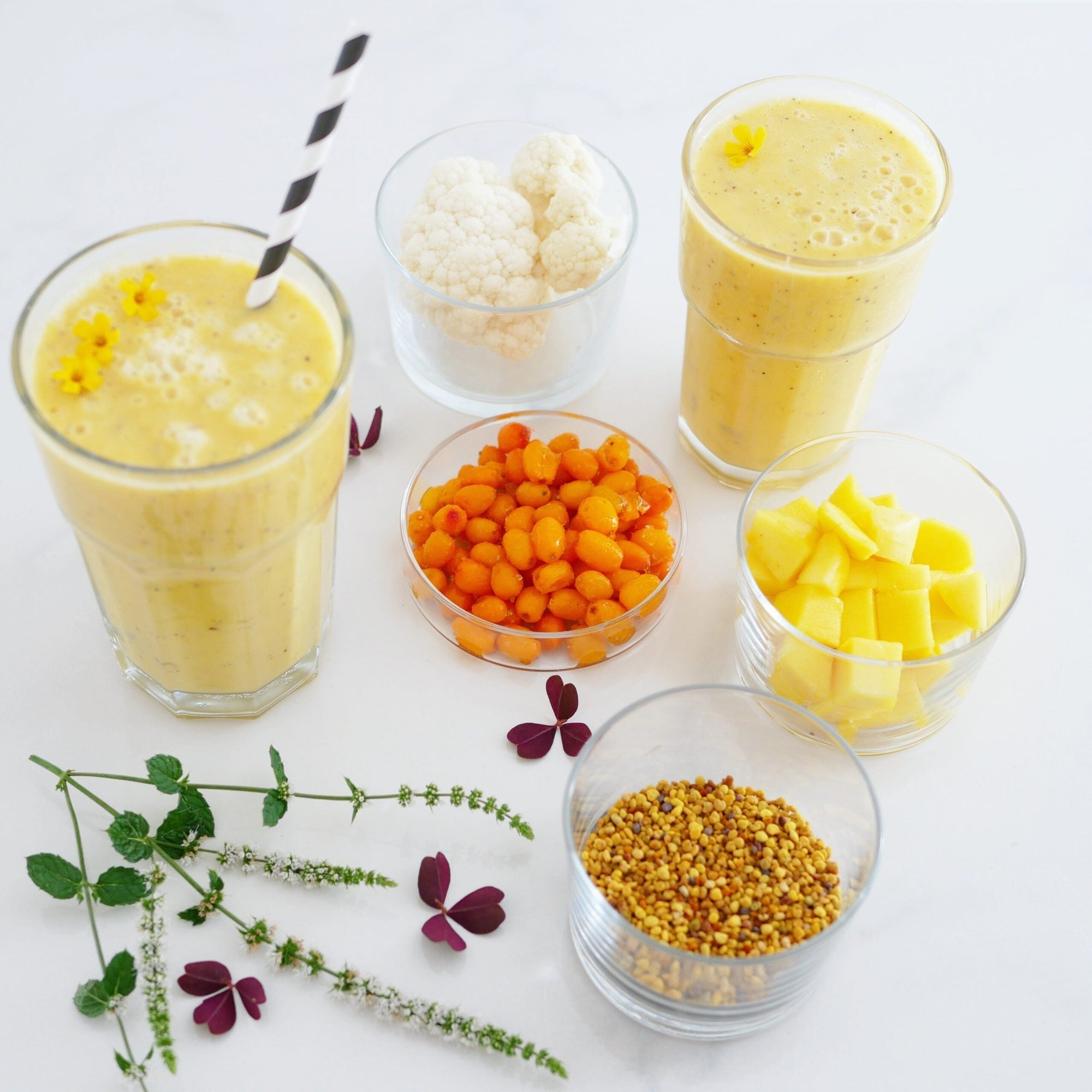orange og gule grøntsager og smoothies i glas