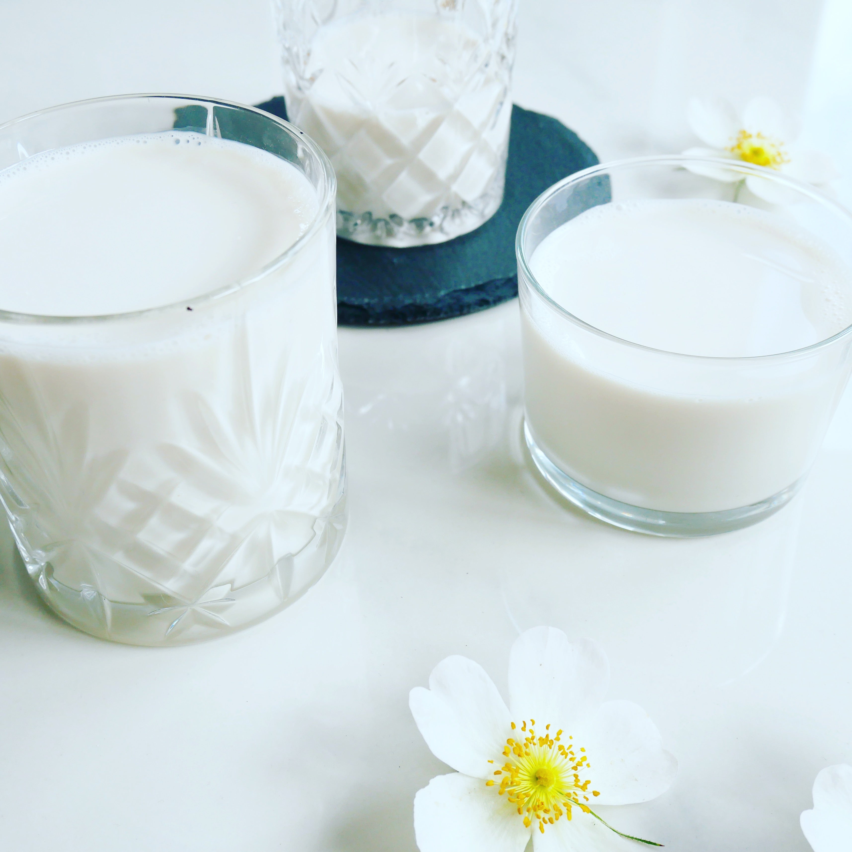mælk hældt i glas