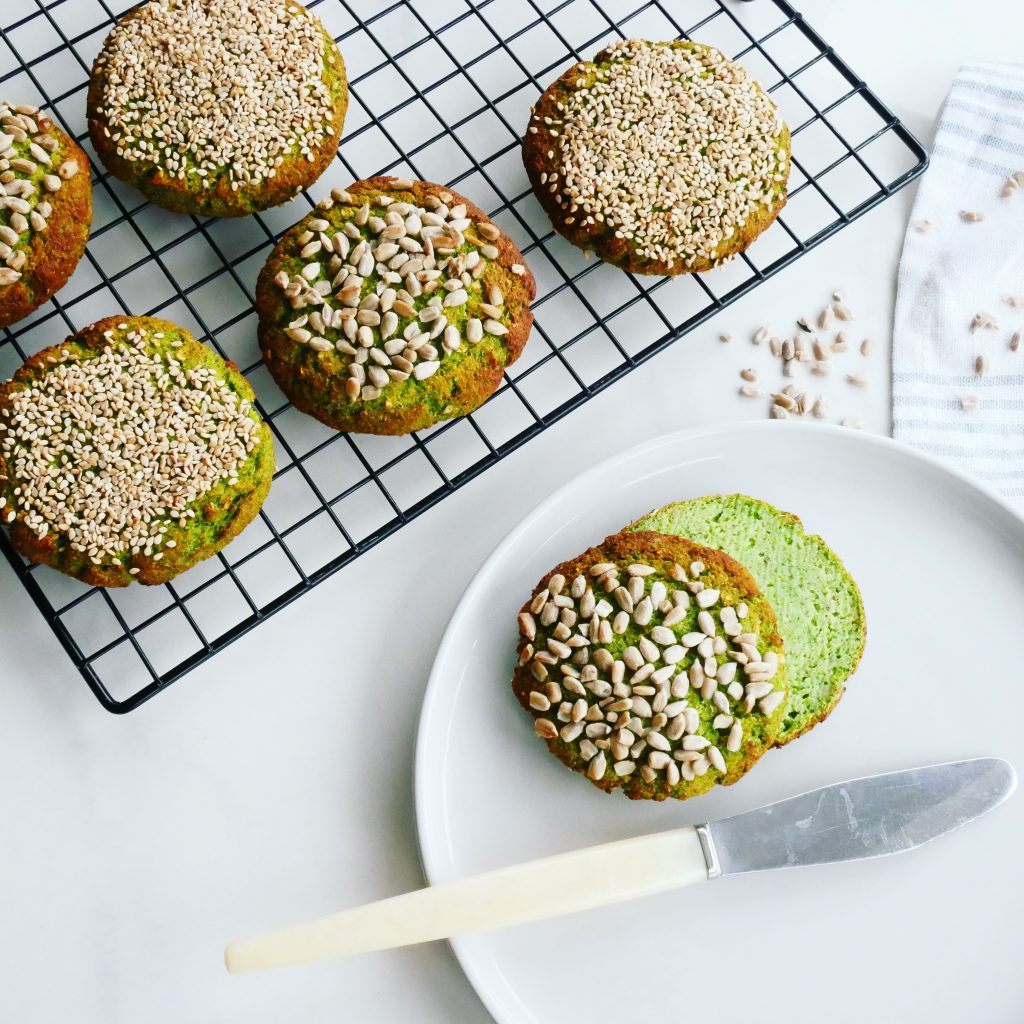 grønne broccoliboller med kerner på toppen