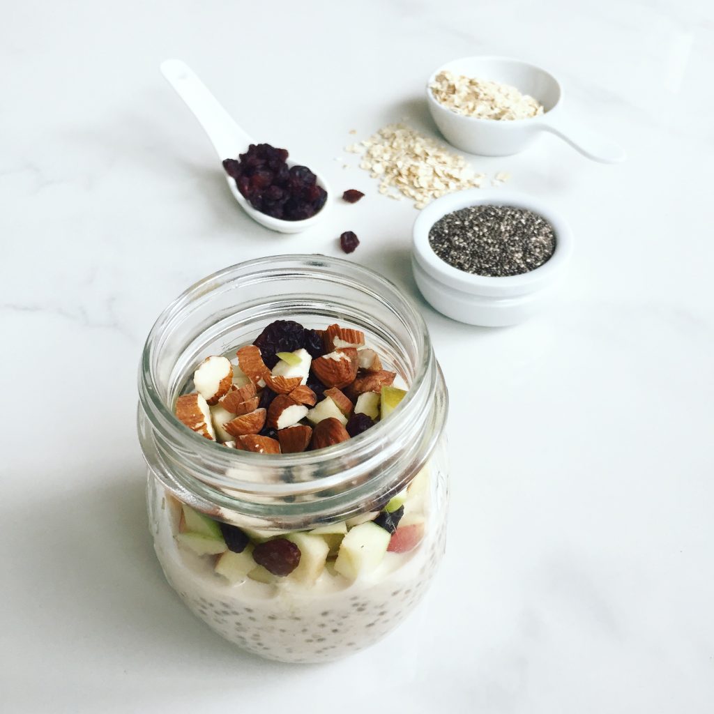 overnight oats i glas med mandler og æbler