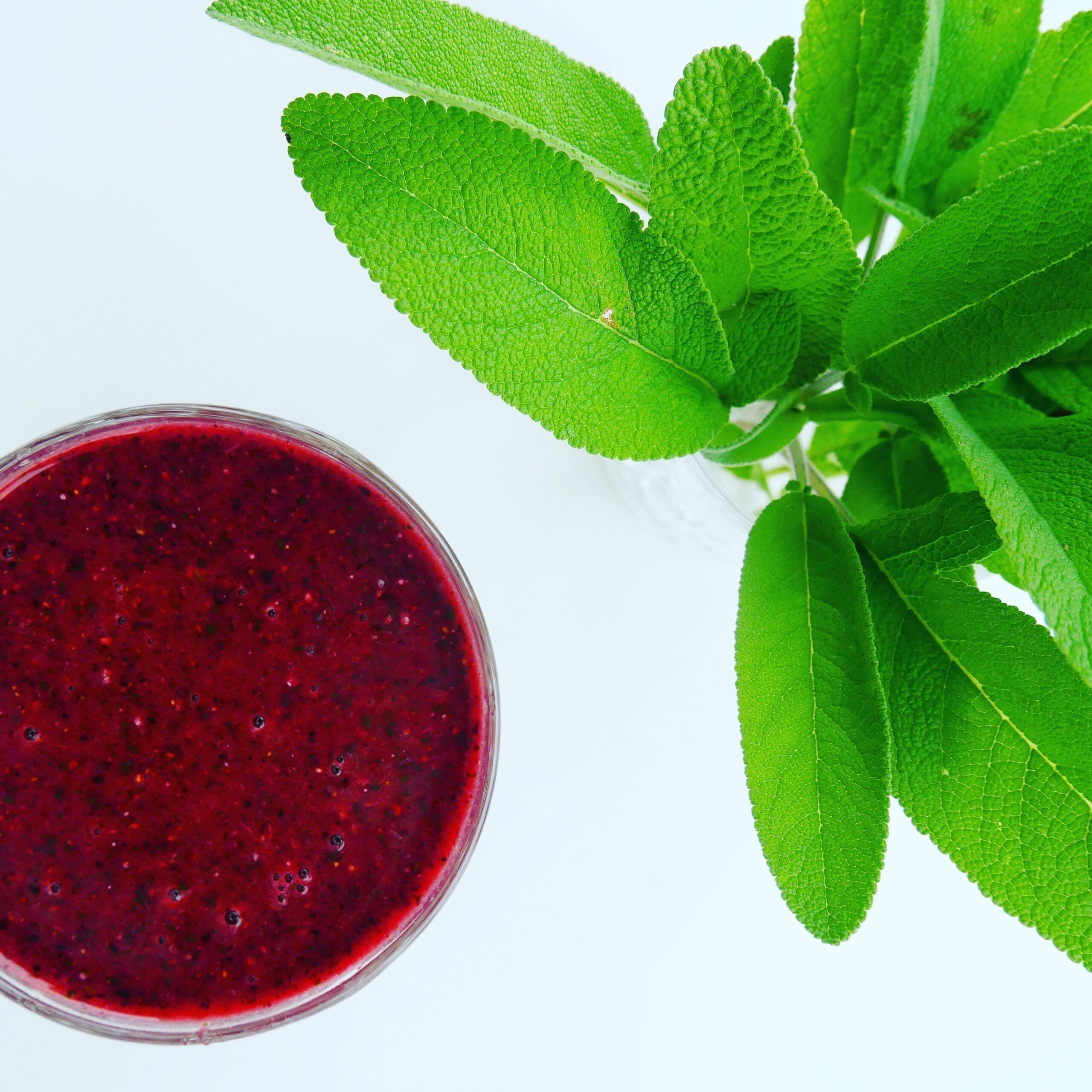rød smoothie med ukrudt 