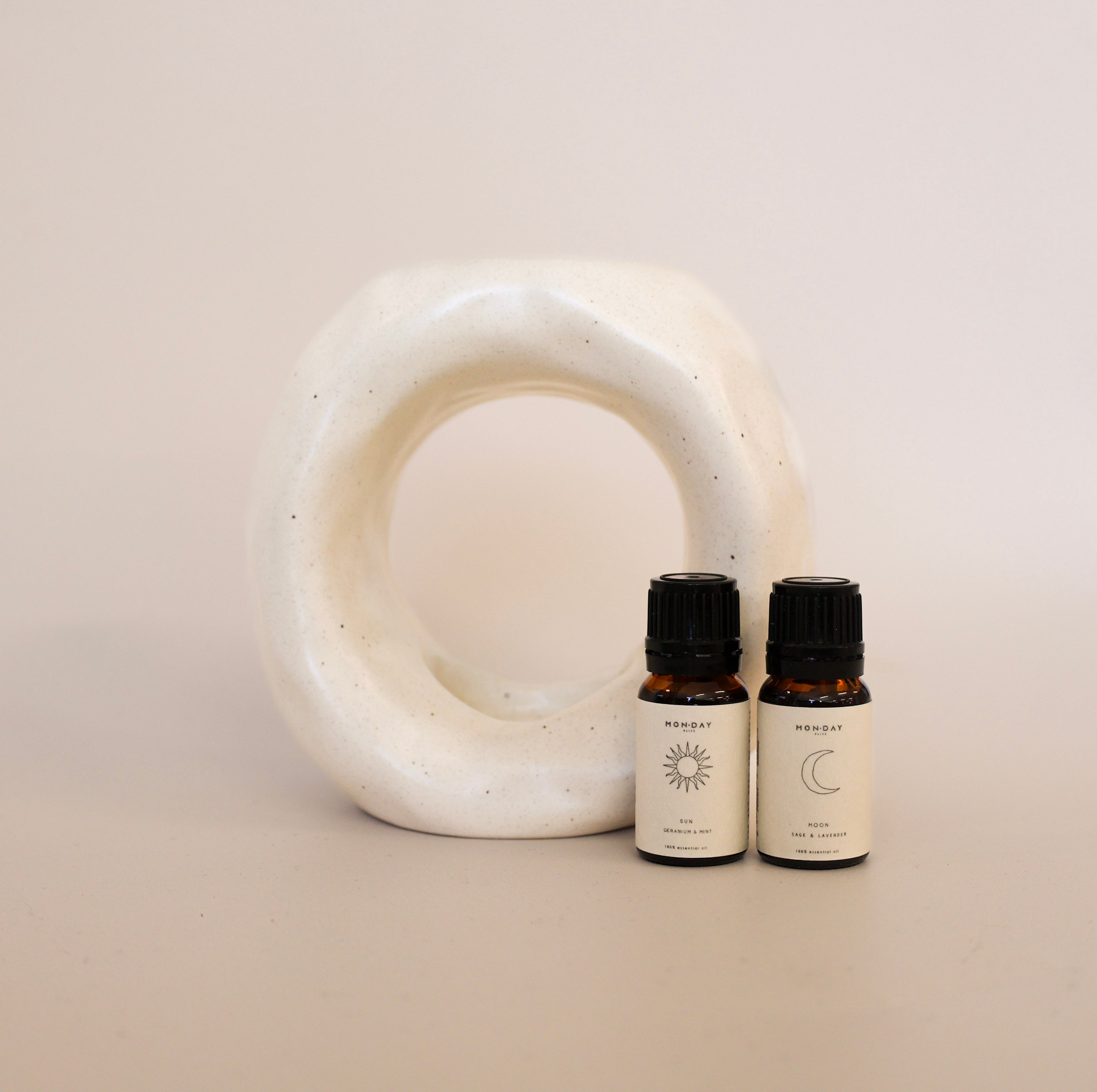 Pakketilbud MonDay Bliss Aromasæt med aromalampe og æteriske olier